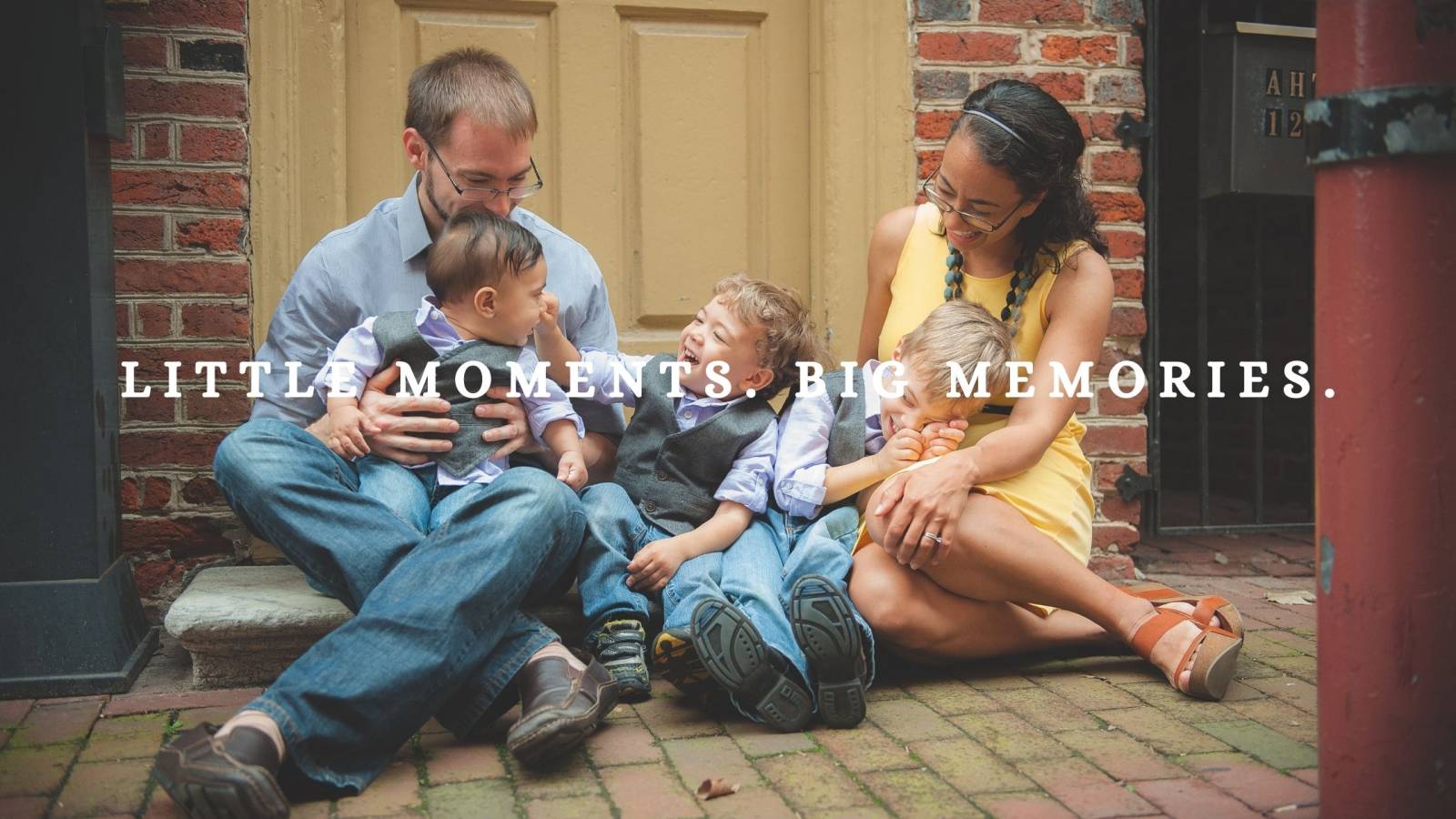 Family laughing - Elfreth's Alley